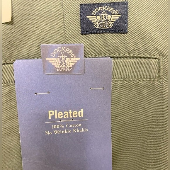 Dockers Men’s No Wrinkle Pleated Khakis - Picture 3 of 6